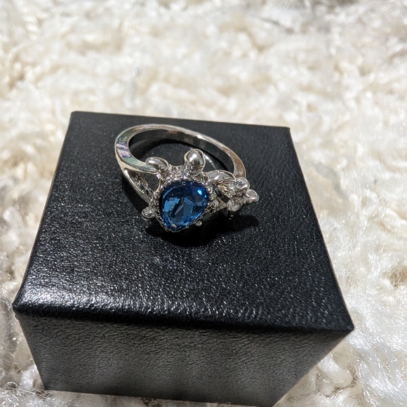 Elegant Silver Ring with Purple Gemstone - Picture 3 of 4